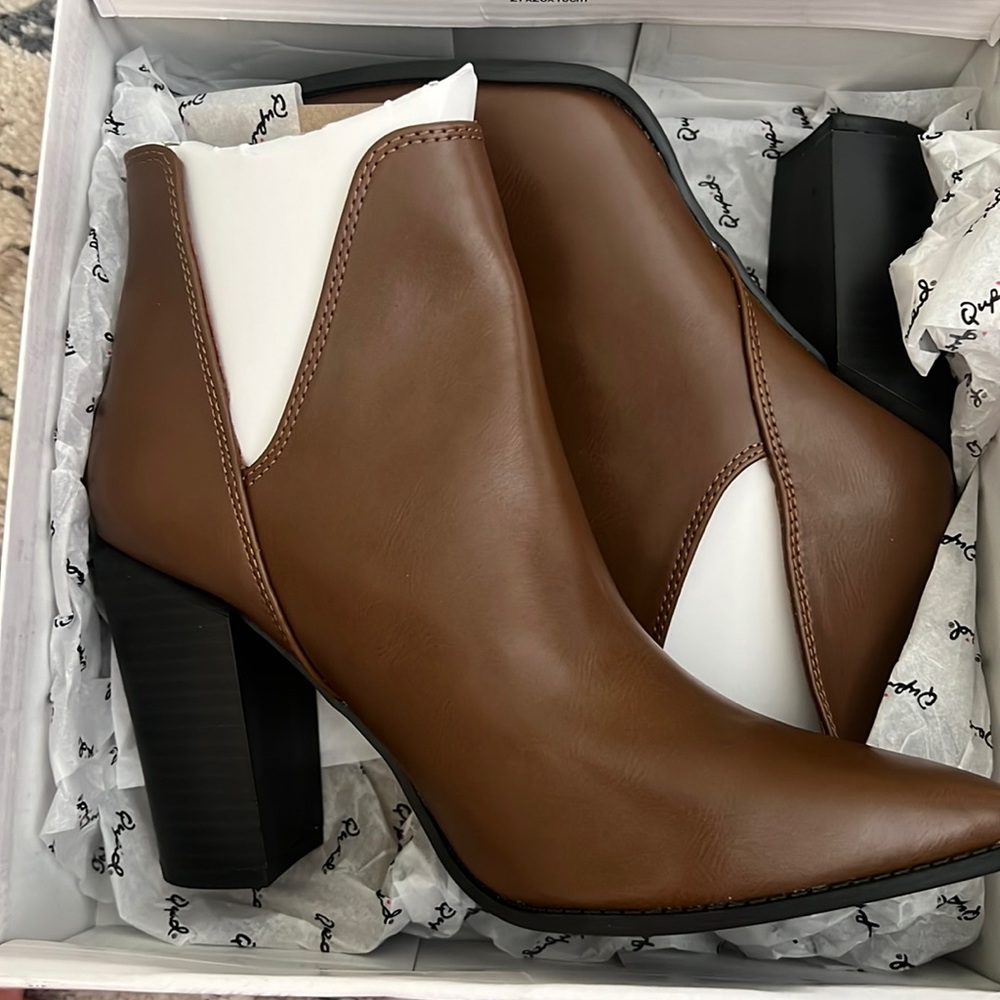 New in box Qupid booties